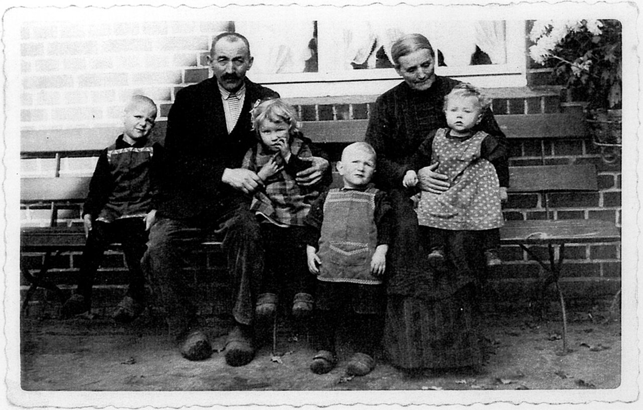 v.l.n.r. Arnold, Vater Hermann, Bernadine, Josef, Oma Maria Anna, Margarete